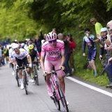 Tadej Pogacar a attaqué dans la dernière ascension du jour avant de filer vers une sixième victoire d'étape. KEYSTONE/AP/Fabio Ferrari